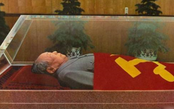 1984年賀子珍病逝，上海市委請示葬禮的規格，鄧小平一句話定調