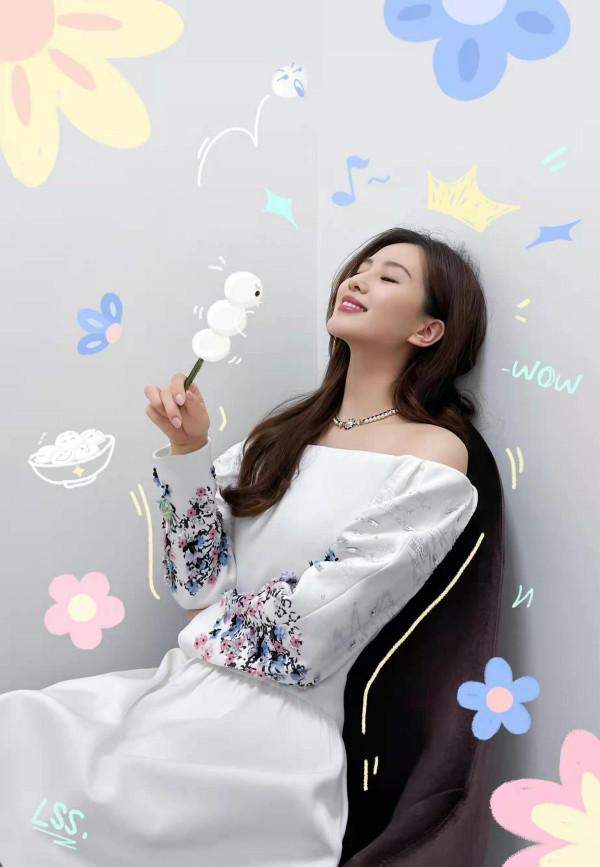 劉詩詩元宵營業照造型封神！穿露肩白裙秀天鵝頸，吳奇隆娶到寶了