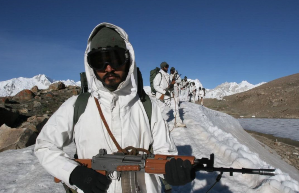 又出事了！雪崩巨響後印軍王牌部隊多人被埋，搶救出來已經沒氣了