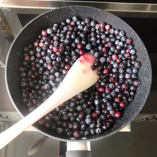 自制藍莓果醬,沒有新增更健康,比買的強多了,孩子很愛吃 自制藍莓果醬,沒有新增更健康,比買的強多了,孩子很愛吃