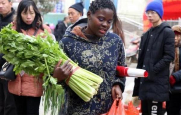 14年23歲非洲女孩嫁河南41歲農民，婚後種20畝花椒致富，幸福至今