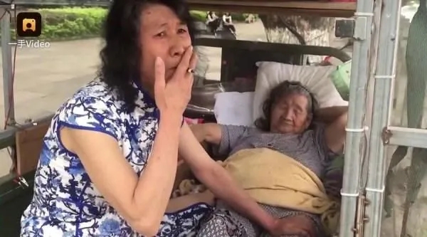 52歲男人穿旗袍20年,只為母親開心,“等娘死後,我再換回男裝” 52歲男人穿旗袍20年,只為母親開心,“等娘死後,我再換回男裝”