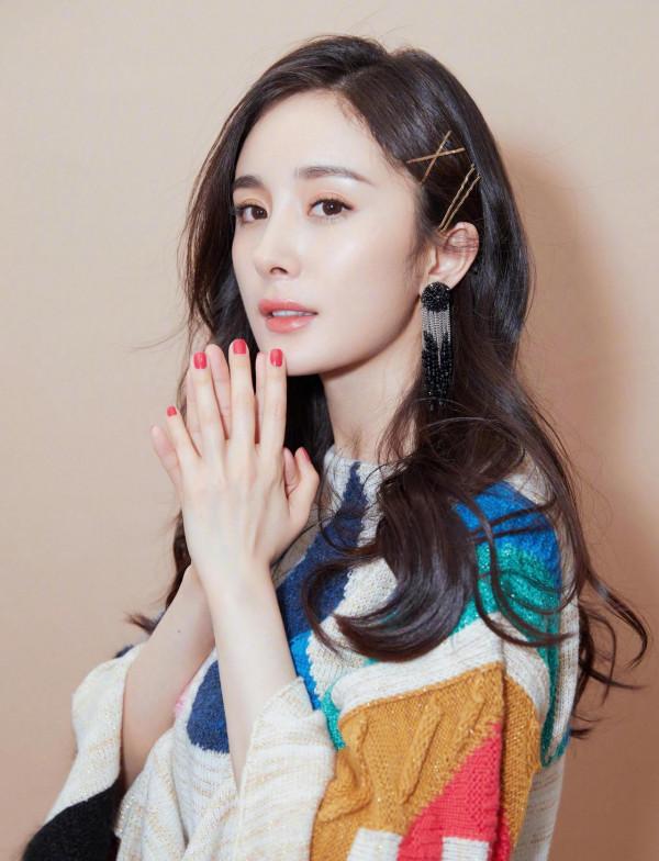 桌布：&quot&semi;人氣明星&quot&semi;楊冪，美麗動人，魅力十足