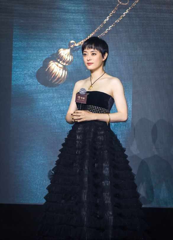 當孫儷穿一襲黑色羽毛裙,何止香肩撩人,更顯“甄嬛”霸氣 當孫儷穿一襲黑色羽毛裙,何止香肩撩人,更顯“甄嬛”霸氣