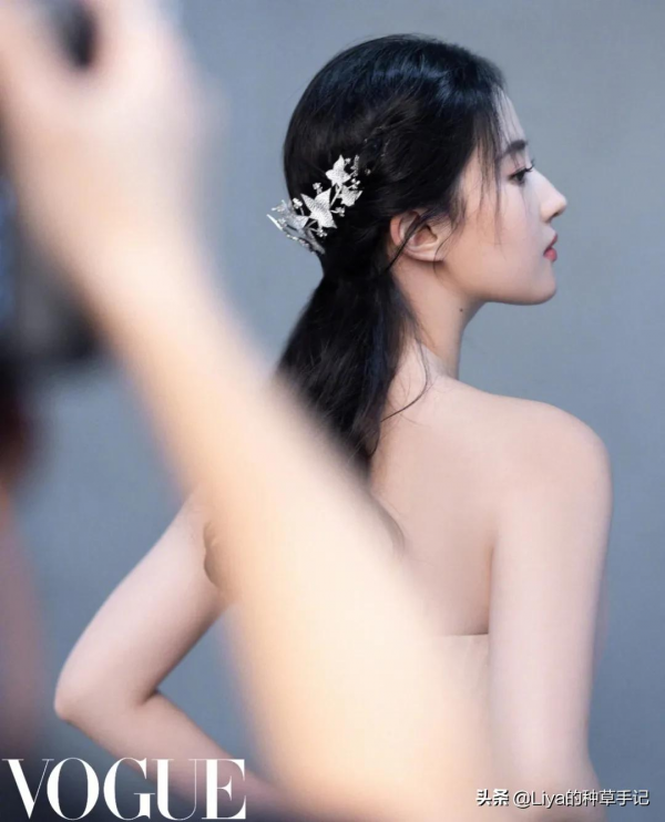 四字女頂流，憑什麼登上雜誌封面？