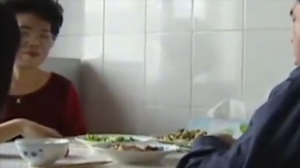 女子自稱五年沒吃一口飯，只喝自來水，一吃飯就渾身疼痛