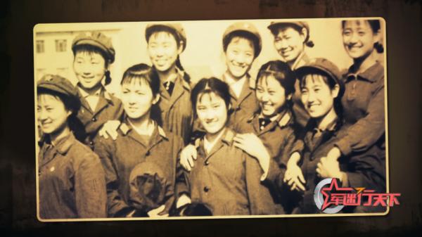 軍迷體驗不同時期女軍服,你更喜歡哪一套? 軍迷體驗不同時期女軍服,你更喜歡哪一套?