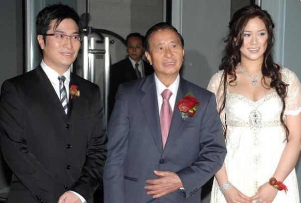 自小就被灌輸名媛思想,香港“千億兒媳”奮鬥豪門15年,終坐穩了 自小就被灌輸名媛思想,香港“千億兒媳”奮鬥豪門15年,終坐穩了