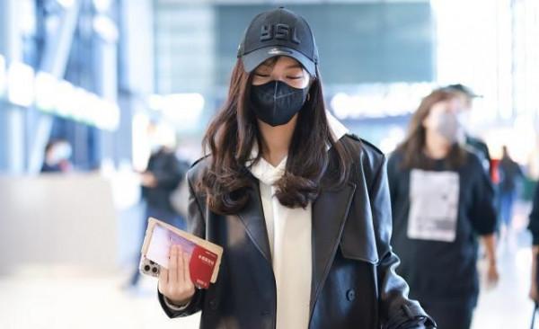 文詠珊也太適合長皮衣了,配衛衣挺減齡的,身材修長高挑真養眼 文詠珊也太適合長皮衣了,配衛衣挺減齡的,身材修長高挑真養眼