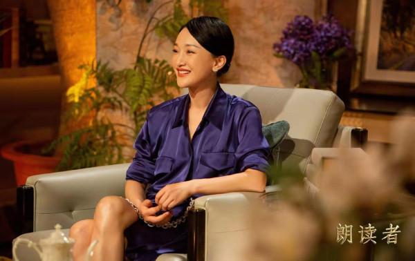 周迅登上《朗讀者》！穿紫裙將優雅刻進骨子裡，跟董卿相擁超養眼