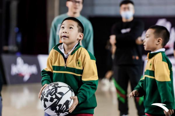 安踏攜手安踏籃球運動推廣全球代言人白敬亭 共創中國籃球新文化