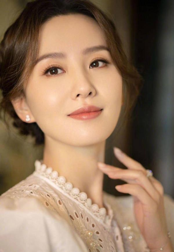 劉詩詩穿鏤空長裙溫婉可人 笑容甜美優雅