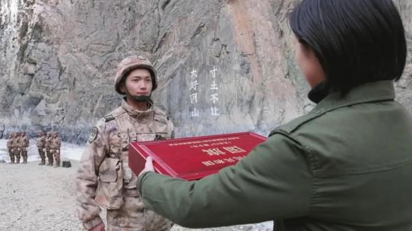 喀喇崑崙山谷裡，他們對著這面特殊的國旗宣誓