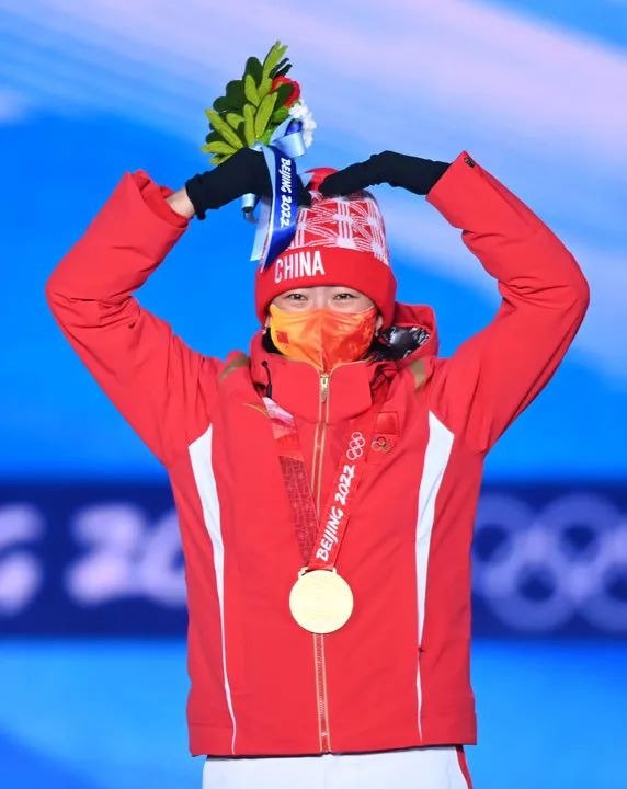 元宵圓月見證三面五星紅旗升起