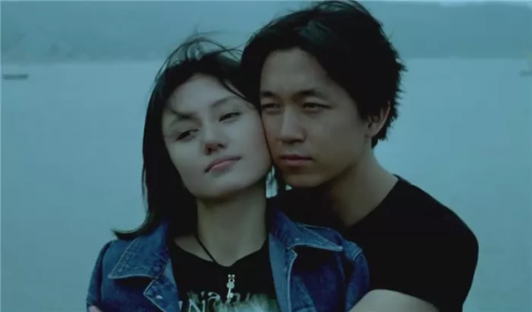 豆瓣7.8分的《藍色愛情》，潘粵明袁泉顏值巔峰，至今仍是經典