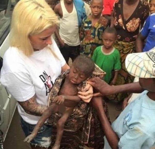 紅極一時的“討水男孩”，1歲被父母當巫童遺棄，後來怎麼樣了