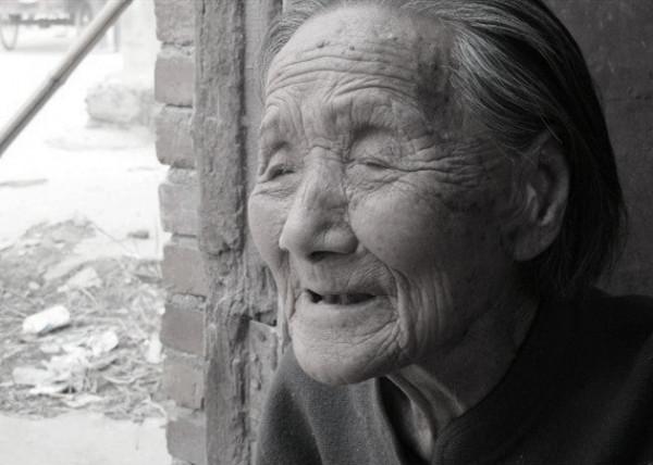 47年，農村老太來部隊尋兒子，報出姓名後，發現她是司令員的母親
