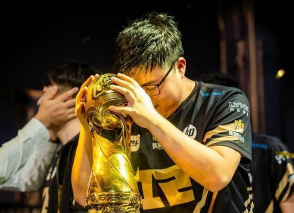 Uzi和RNG的合同到期,已有3隊發出邀請,努力挖來小明搭配 Uzi和RNG的合同到期,已有3隊發出邀請,努力挖來小明搭配