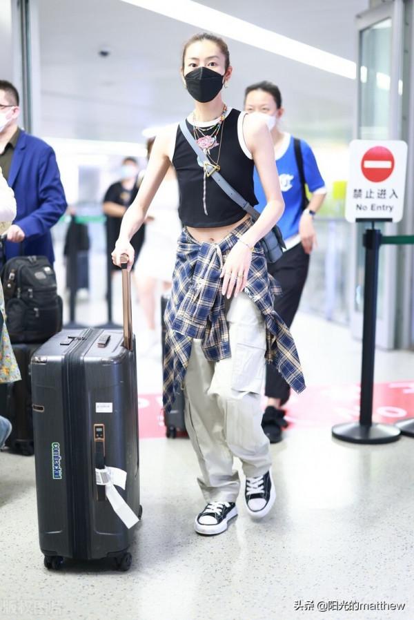 街拍：劉雯黑色背心+工裝褲+格紋襯衫+帆布鞋率性休閒