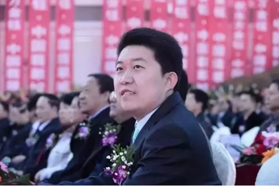 他曾是雲南首富，身家35億元，公司破產後，負債100多億，為啥？