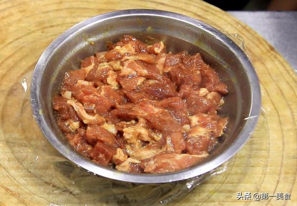 豬肉新吃法，切成肉丁拌上黑椒汁，外酥裡嫩，口感比燒烤還要好吃