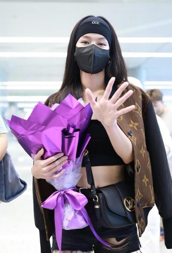 文詠珊私下也這麼時髦，穿著超短的牛仔夾克，還配個髮帶顯臉好小