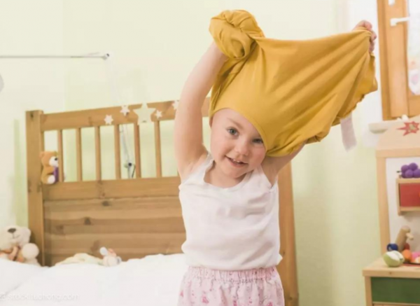 若寶寶身體這2個地方很涼,說明已經很冷了,要趕緊添衣 若寶寶身體這2個地方很涼,說明已經很冷了,要趕緊添衣