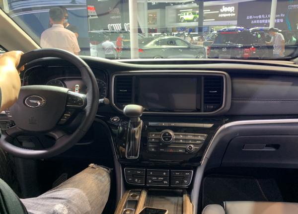 別再盯著合資車了，傳祺GM8商務範兒十足，駕乘空間寬敞舒適