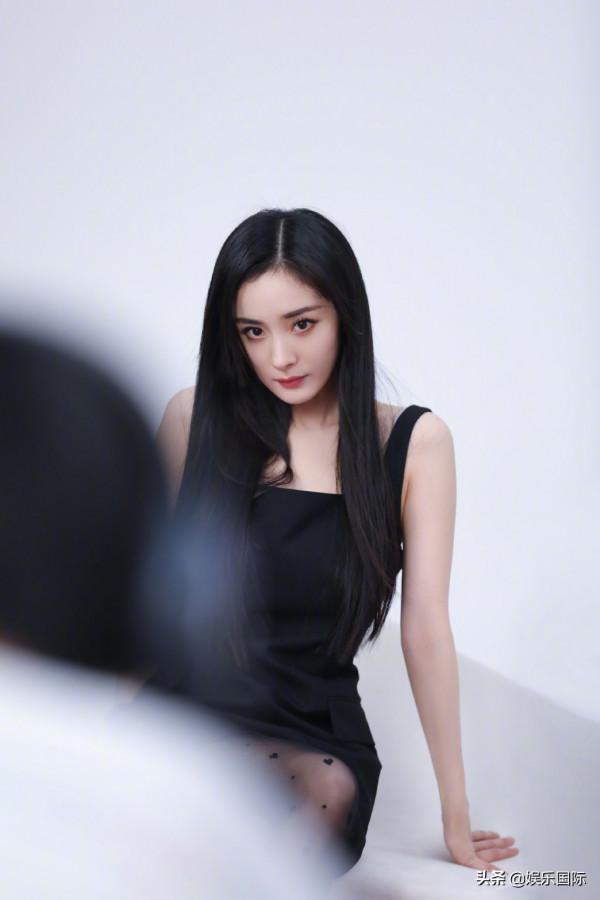 楊冪工作花絮曝光 公主切造型純欲感拉滿