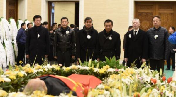 2016年葛存壯因病去世,葬禮上葛優泣不成聲,蔡明為何卻被罵慘了 2016年葛存壯因病去世,葬禮上葛優泣不成聲,蔡明為何卻被罵慘了