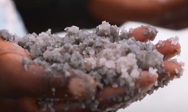 塞內加爾的底層生活：採鹽工為了掙錢，渾身潰爛也要泡在鹽湖裡