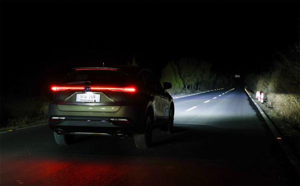 測試豐田凌放LED大燈，迷人的眼睛不露鋒芒