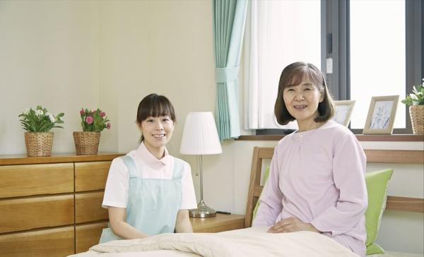 79歲老人坦言：僱住家保姆養老，就是一場殘酷無情的金錢交易