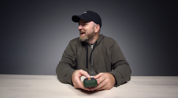 美國小夥斥巨資買中國老年手機，想證明質量不好，測試後連買10臺