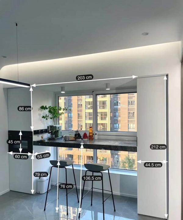 她家全屋大白牆，簡約又大方，電視牆做櫃子，飄窗改吧檯，真明智