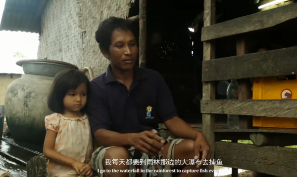 湄公河最瘋狂的捕魚人，極端洪水嚇得你冒冷汗，他們卻在水中玩命