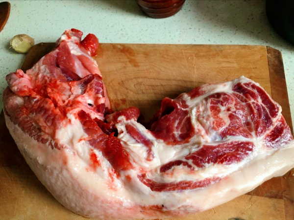 灌香腸時,記住加鹽比例很重要,香腸鮮香入味越嚼越香,還不發黴 灌香腸時,記住加鹽比例很重要,香腸鮮香入味越嚼越香,還不發黴