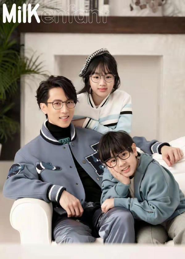 吳尊一家三口拍大片!女兒戴貝雷帽顏值逆襲成名媛,兒子比爸爸帥 吳尊一家三口拍大片!女兒戴貝雷帽顏值逆襲成名媛,兒子比爸爸帥