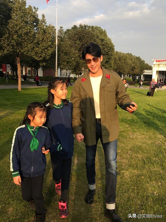 46歲陸毅露天餐廳裡慶生！穿大衣戴墨鏡好紳士，瘦身成功顏值回春