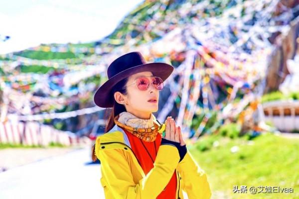 張敏罕見曬生活近照，穿連帽夾克戴小紅帽，53歲骨感過頭像小老太