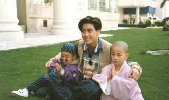 郝劭文：3歲出道10歲片酬千萬，身家卻被父母敗光，只能打工還債