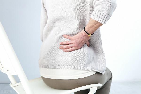 疼，腰椎病又犯了，腰椎病的4大早期症狀，要警惕