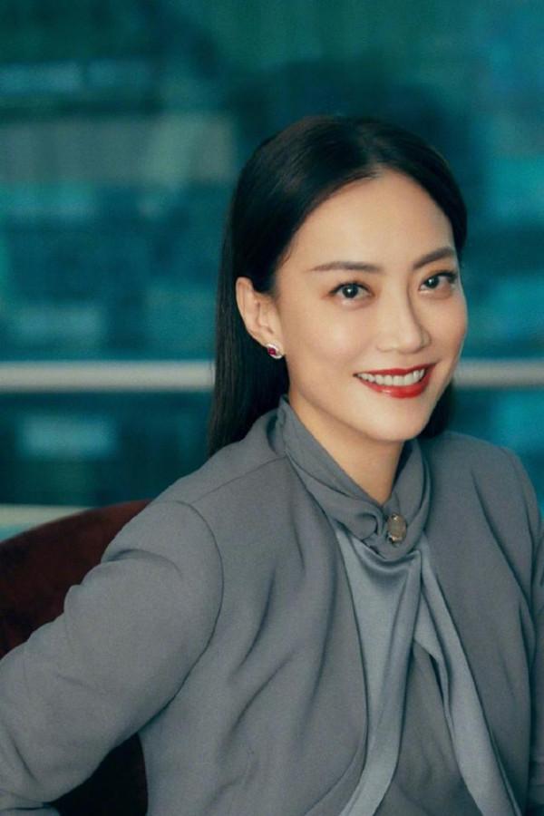 霍汶希氣質太好了，穿灰色大衣套裝乾淨酷颯，職場風味濃郁