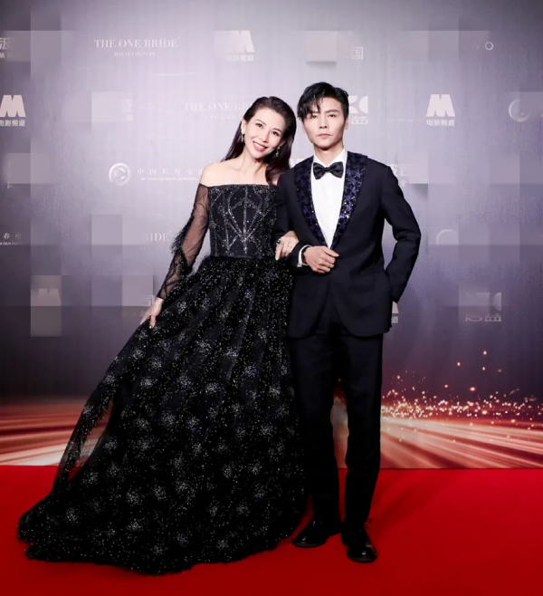 又來電影節紅毯，景甜黑白配帥瘋了，兩位娘娘差距大，劉燁好敢啊