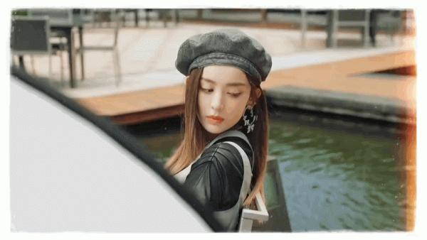 古力娜扎美圖,頭戴貝雷帽,身穿米色皮衣套裝,精緻美颯 古力娜扎美圖,頭戴貝雷帽,身穿米色皮衣套裝,精緻美颯