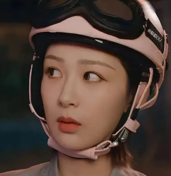 假馬假肌肉，每部戲戴美瞳，明星拍戲一個比一個能忽悠，太離譜