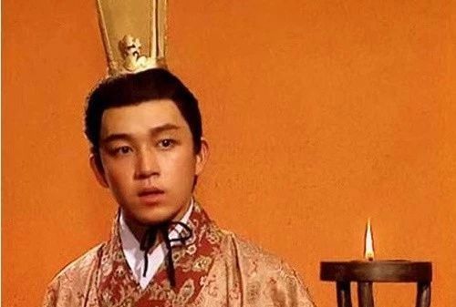 初見顏如冠玉，再見肥頭大耳！這10位男星的臉，讓女人好心碎