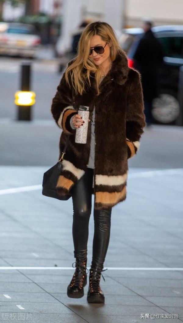 勞拉•惠特莫爾身穿皮草大衣外出，腳蹬黑色馬丁靴時髦帥氣