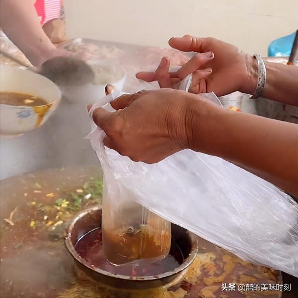 河南小鎮的特色早餐，15元1碗直接拿塑膠袋打包，外地人吃不下