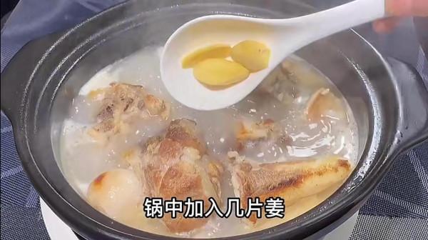 燉骨頭湯，牢記“兩不放”訣竅，湯白肉香不油膩，營養全保留